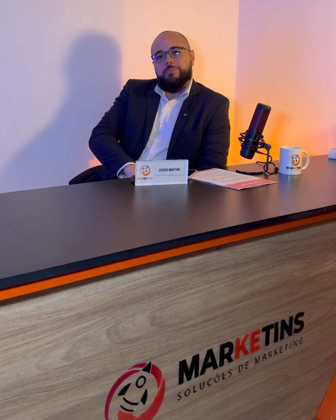 Sérgio Martins, fundador e CEO da Marketins, no estúdio da agência