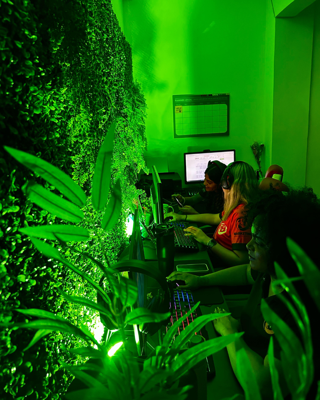 Equipe Marketins trabalhando no escritório com iluminação verde