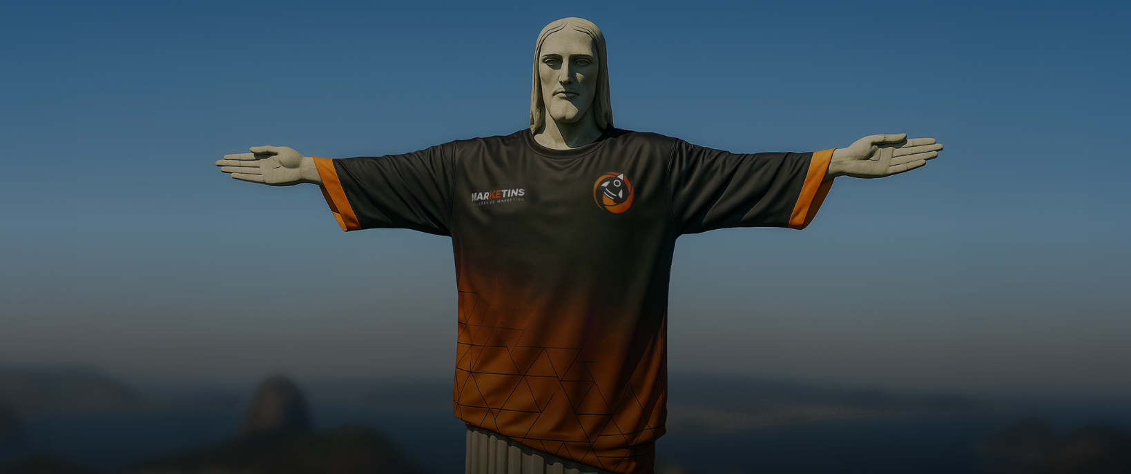 Cristo Redentor vestindo a camisa da Marketins sobre o Rio de Janeiro